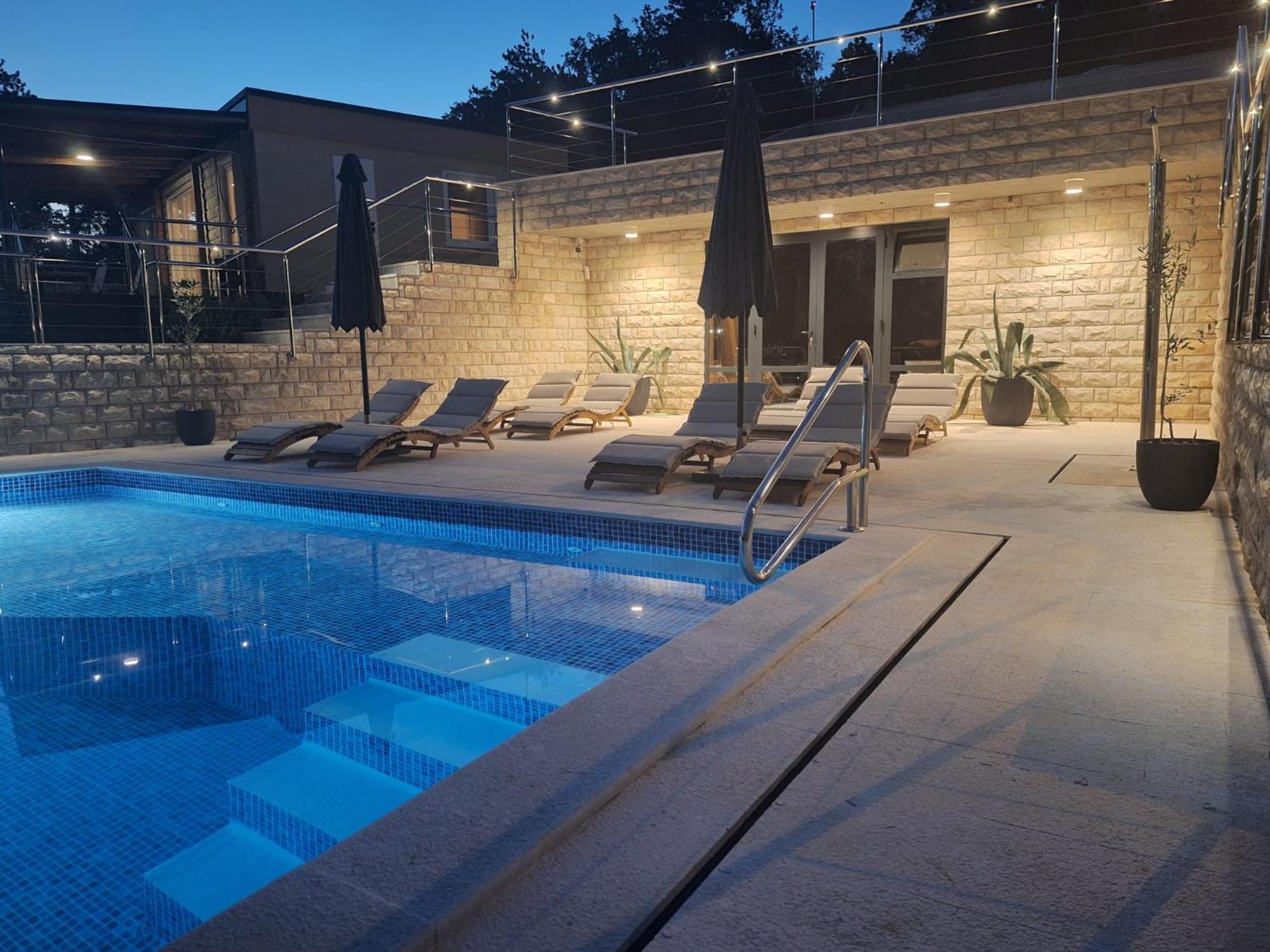 Boora Glamp Experience & Heated Infinity Pool Otel Senj  Dış mekan fotoğraf